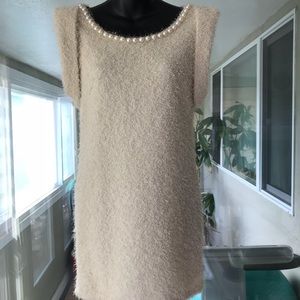 Trapeze dress with pearl necklace